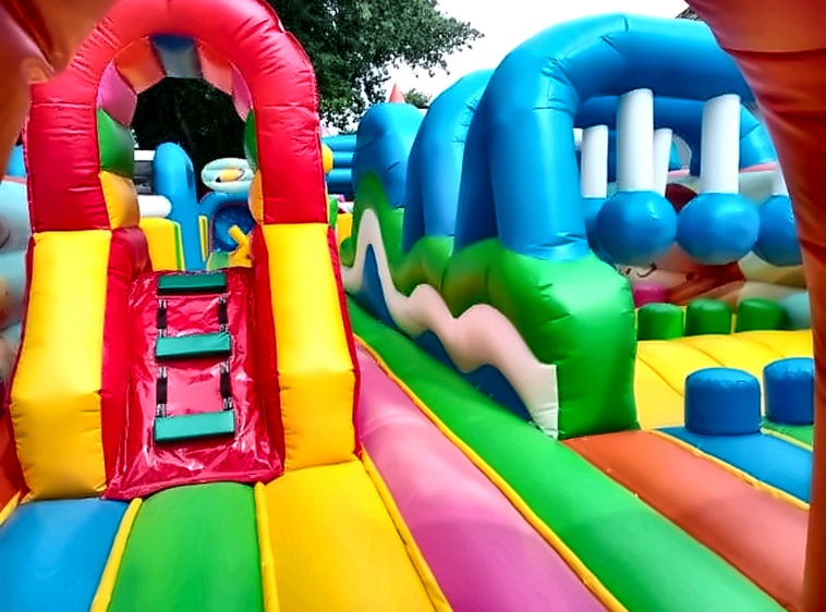 Dmuchańce w Międzyzdrojach – 130 m² zabawy bez ograniczeń czasowych