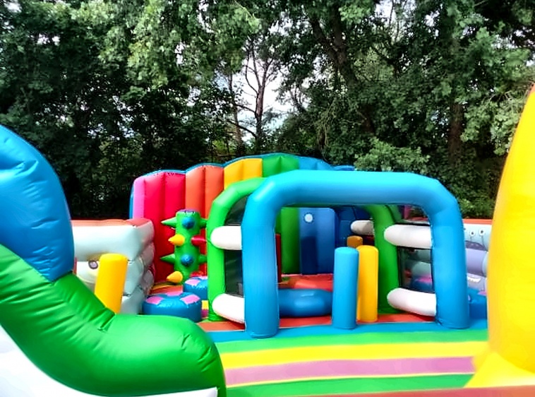 Dmuchańce w Międzyzdrojach – 130 m² zabawy bez ograniczeń czasowych