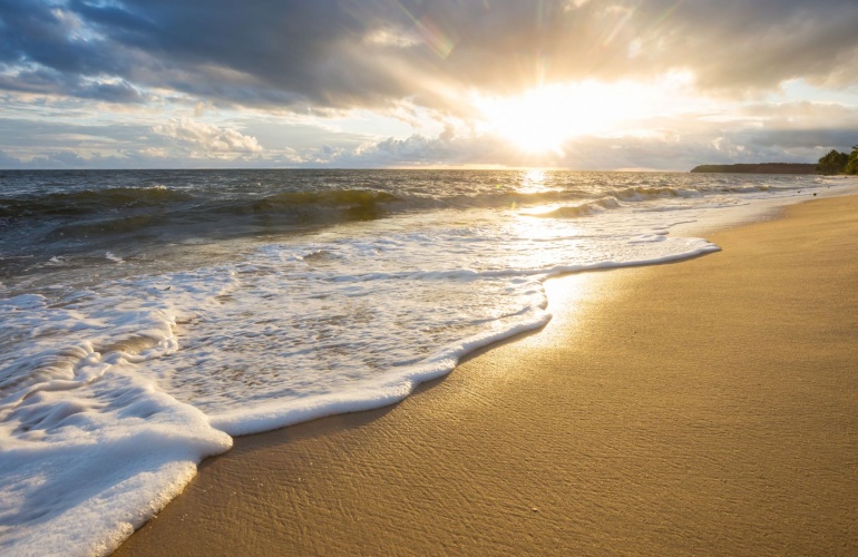 Plaże Międzyzdrojów – od strefy naturystów po plażowe bary